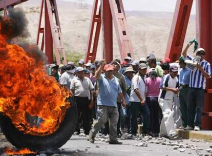 Centenares de personas de la región minera de Moquegua bloquearon la carretera que lleva a Tacna