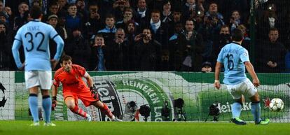 Agüero convierte el penalti ante el Madrid.