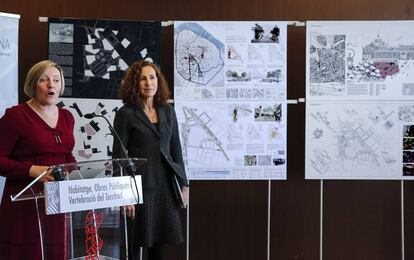 La consejera María José Salvador, a la izquierda, con la arquitecta Blanca Lleó.