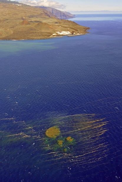 Manchas producidas por los materiales expulsados tras la erupción en aguas de El Hierro.