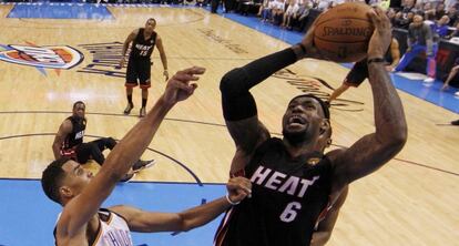 LeBron James, de los Heat, y Thabo Sefolosha, de los Thunder.