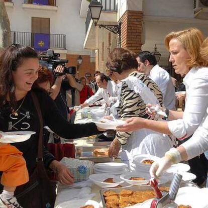 Concha Guerra, Teresa Huertas y Mario Sandoval reparten torrijas.