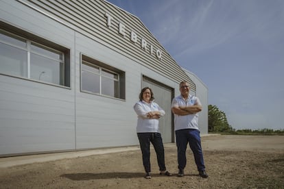 Ariana Casillas y Sabas del Diego, los fundadores de Tebrio, delante de las instalaciones actuales de la empresa, en una foto cedida por la empresa.