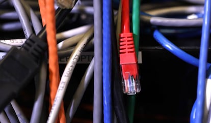 Los cables de la foto han sido fotografiados en Toronto, pero podría ser el mueble donde está el router y la TV de cualquiera de nosotros.