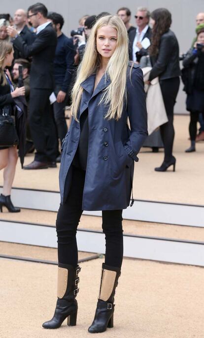 La modelo y actriz Gabriella Wilde decidió no arriesgar en su elección, el trench y las botas son las claves de este look.