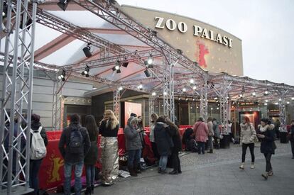 Varias personas hacen cola para ver el estreno de "Cincuenta sombras de Grey" durante el festival de cine de la Berlinale en Berlín.