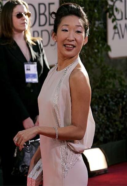 Sandra Oh, una de las protagonistas de la serie que tiene como escenario un hospital <i>Anatomía de Grey,</i> a su llegada a la ceremonia de los premios que entrega la Asociación de la Prensa Extranjera de Hollywood (HFPA). Oh acude con la nominación a mejor actriz de reparto en un serie o película de televisión.