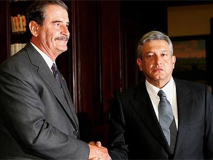 Vicente Fox y el alcalde de México DF, López Obrador, se saludan el pasado septiembre.