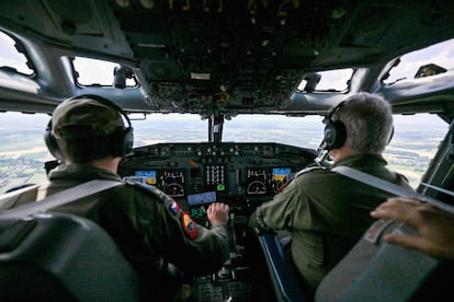 Dos pilotos, durante las maniobras Air Defender 23.