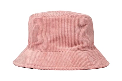 La pana es uno de los materiales más populares de la temporada. Chaquetas y pantalones se rinden ante esta textura que también llega a los accesorios. Este gorro en rosa pastel de Stradivarius cuesta 12,99 euros.