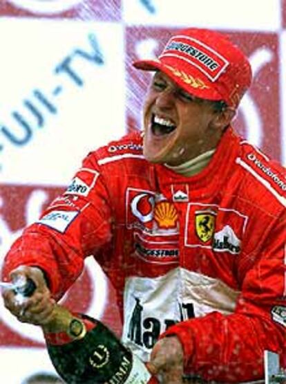 Michael Schumacher celebra su triunfo en el Gran Premio de Suzuka.