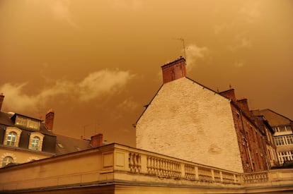 El cielo de Rennes, al oeste de Francia, ha permanecido todo el día con este inusual color. "Este matiz amarillento es del polvo que está en la atmósfera y el componente azul de la luz del sol es bloqueado por el polvo, pero el componente rojo sí pasa, lo que provoca que el sol parezca más rojo y así se obtiene este tipo de tinte amarillento", explica la Oficina de Meteorología de Reino Unido.