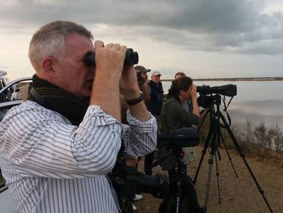 Moss y Ackerman haciendo &#039;birdwatching&#039; en el festival del Delta del Ebre.