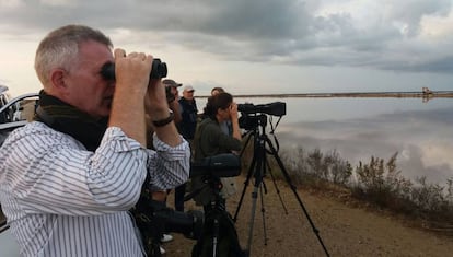 Moss y Ackerman haciendo &#039;birdwatching&#039; en el festival del Delta del Ebre.