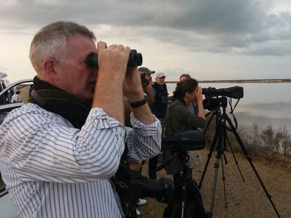 Moss y Ackerman haciendo 'birdwatching' en el festival del Delta del Ebre.