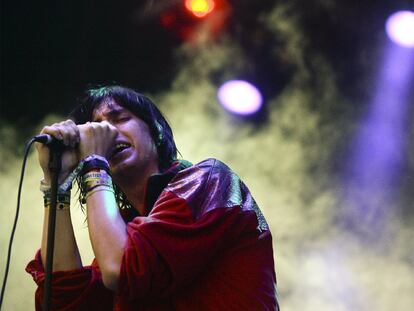 Julian Casablancas, líder de The Strokes, actuando en solitario ayer en el Festival de Benicàssim.