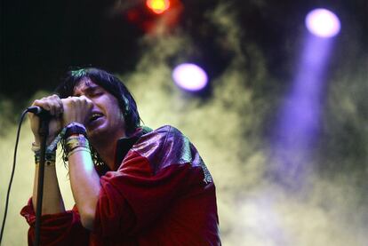 Julian Casablancas, líder de The Strokes, actuando en solitario ayer en el Festival de Benicàssim.