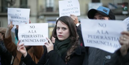 Concentración para denunciar la pederastia en los colegios.