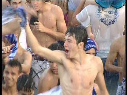 La afición del Tenerife celebra el ascenso en la playa