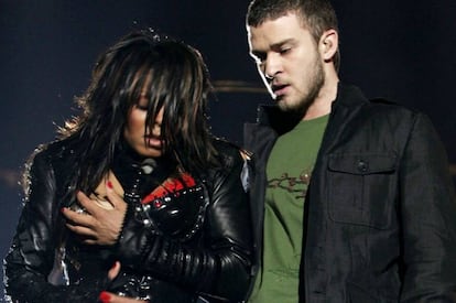 Janet Jackson y Justin Timberlake durante su actuación musical en el intermedio de la Super Bowl 2004.