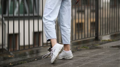 Una chica en la calle con unas skechers.