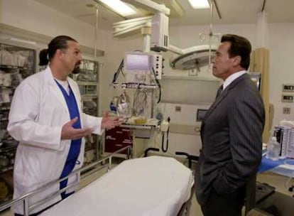 Schwarzenegger visita la sala de urgencias del Hospital Medical Center de California el pasado 18 de diciembre.