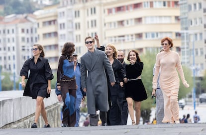 La directora Paula Ortiz (segunda por la derecha), posa junto a los actores Aixa Villagrán (derecha), Alba Planas (segunda por la izquierda), Najwa Nimri (centro), Patrick Criado, y la productora, María Zamora (izquierda), tras presentar este domingo 'La virgen roja'.