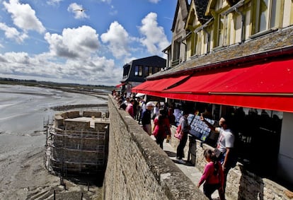 El monte cuenta con decenas de tiendas de 'souvenirs' que hace casi imposible dar más de tres pasos seguidos, pero esto forma parte también del encanto del Mont Saint Michel.