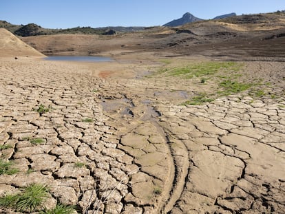 El embalse de El Gastor en Zahara de la Sierra (Cádiz), que está al 3,5% de su capacidad, en una imagen del viernes 24 de noviembre.