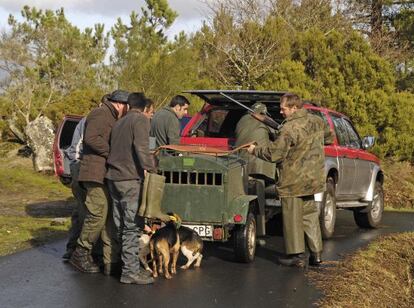 Una partida de caza, en Rodeiro (Pontevedra), en enero de 2009