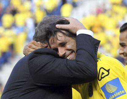 Juan Carlos Valerón se abraza al presidente del Las Palmas en su despedida.