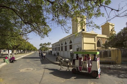 En la imagen, la avenida Jean Mermoz, que ordena la punta norte de la isla, encabezada por la Gran Mezquita, otro de los monumentos históricos a salvaguardar que actualmente está siendo restaurada (y ampliada) por la Presidencia de la República. El acondicionamiento de la avenida está previsto dentro del programa de desarrollo turístico.