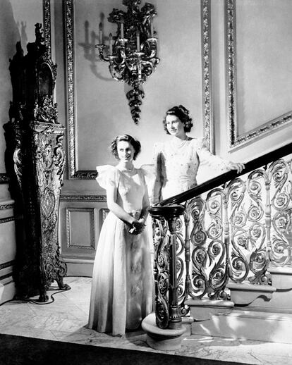 <p>Elizabeth y Margaret, al pie de la escalera en Buckingham Palace, posan para Cecil Beaton en un inofensivo (pero técnicamente perfecto) retrato de sociedad. Atención al espacio que dedica Beaton a la arquitectura, al extravagante reloj y a las sombras proyectadas sobre las paredes del palacio.</p>