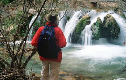 En las tierras altas Teruel, el río Pitarque brota tumultuoso abriéndose paso entre cascadas por la arisca comarca del Maestrazgo. Un camino de cuatro kilómetros desde el pueblo de Pitarque permite llegar hasta allí.