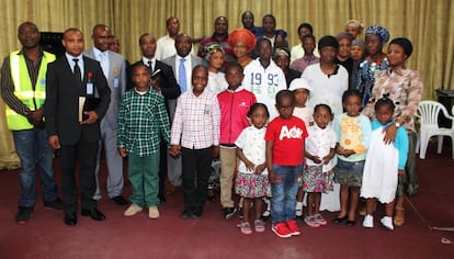 Iglesia evangélica fundada por nigerianos en Fuenlabrada. Alrededor de 40 personas van a las misas, en las que bailan y bailan para alabar a Dios.