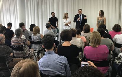 El presidente de la Generalitat, Ximo Puig, durante la reunión que ha mantenido con regidores socialistas.