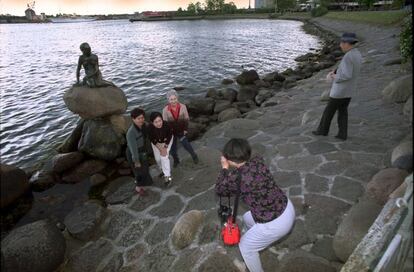 Un millón de personas visitan cada año el principal canal de Copenhague para ver la atracción turísitca más importante de la ciudad, La Sirenita.