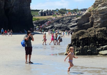 Los fines de semana están especialmente concurridos, con familias y autocares de turistas, que deben cumplir las normas de conservación de la playa.