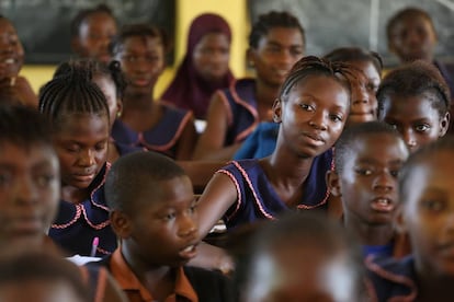 Estudiantes en la escuela primaria Aberdeen en Freetown (Sierra Leona) en 2015.