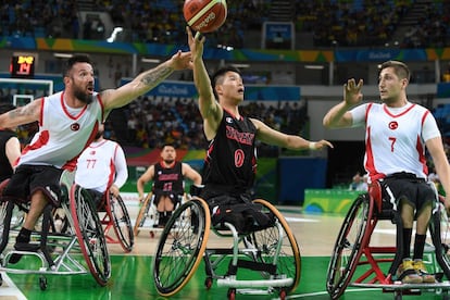 El japonés Renshi Chokai compite contra la selección turca de baloncesto en la fase de los grupos.