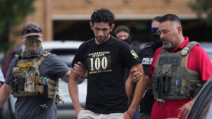 Agentes federales escoltan a un joven venezolano, el 28 de julio de 2025, en San Antonio.