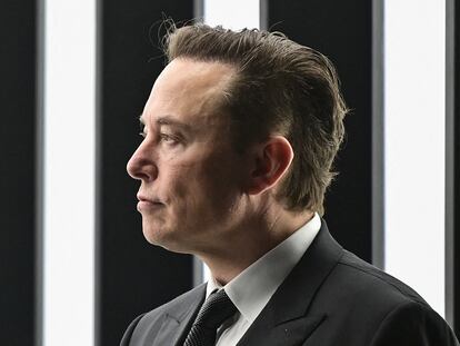 Elon Musk, un multimillonario que, según cuentan, duerme a veces en el suelo.