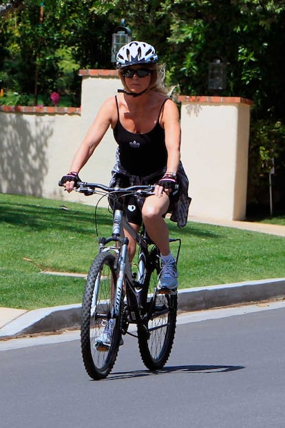 Pedalear quema muchas calorías. Y bien lo sabe Goldie Hawn, que sin olvidarse del casco, sale a hacer ejercicio con su bici por las calles de Malibu.