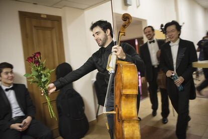 El violonchelista español Pablo Ferrández tras su actuación con la Novosibirsk Philarmonic Orchestra. Detrás, el director Lio Kuokman- ©Vicens Giménez