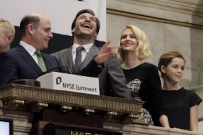 Jon Hamm, junto al creador de ‘Mad men’, Matthew Weiner, y su exmujer e hija en la ficción, January Jones y Kiernan Shipka, en la apertura de la Bolsa de Nueva York, el pasado 21 de marzo