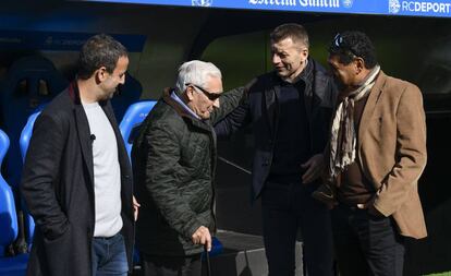 Fran, Arsenio, Djukic y Donato dialogan ante el banquillo del Deportivo en el estadio de Riazor durante la grabación de Informe Robinson