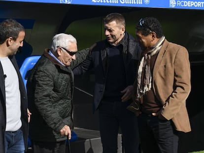 Fran, Arsenio, Djukic y Donato dialogan ante el banquillo del Deportivo en el estadio de Riazor durante la grabación de Informe Robinson