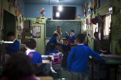 En un vagón pintado de color verde botella, unos 15 niños, los más pequeños, reciben clases de caligrafía.