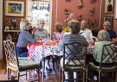 A group of first generation Cuban Americans meet each Thursday for Cuban sandwiches - brioches with mayonnaise, ham and cheese – and a chat.