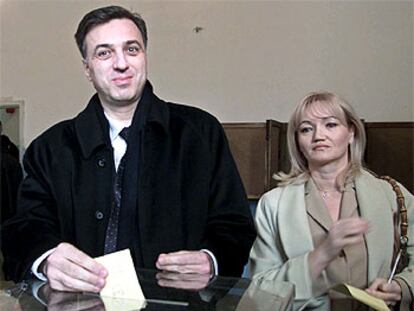 El candidato Filip Vujanovic vota acompañado de su esposa.